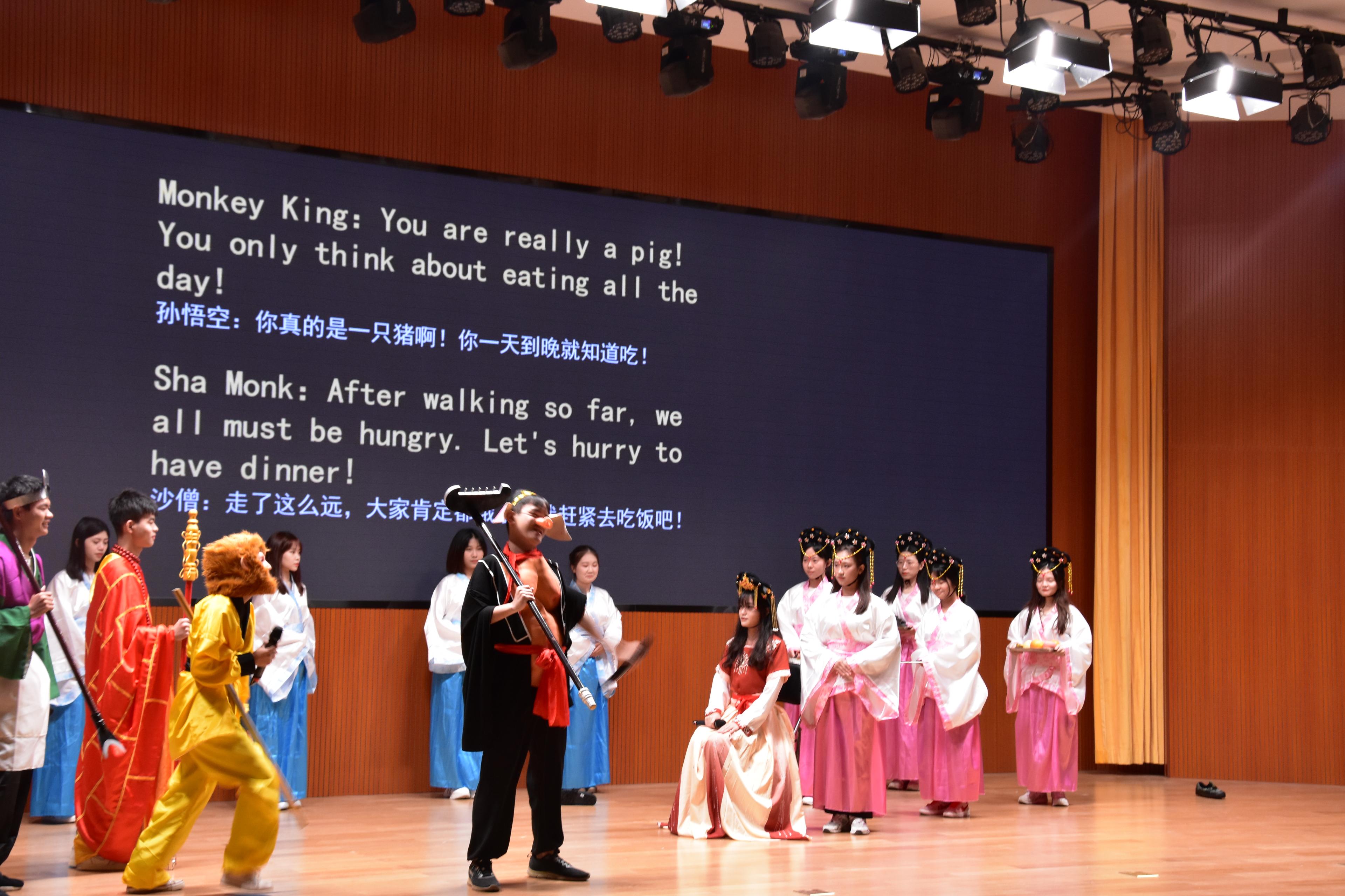 表演结束后,指导老师王晶对本次戏剧节作了专业点评和指导,她勉励在场